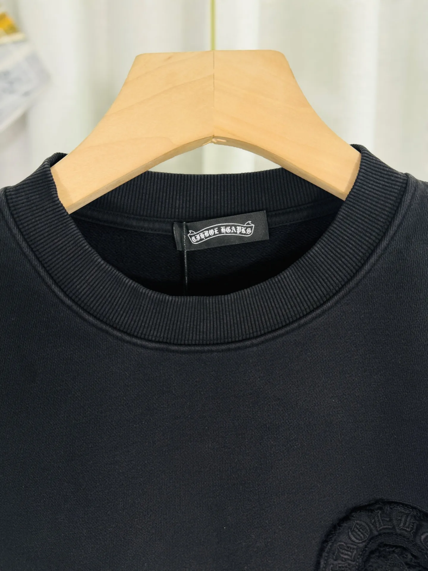 P280 top version, real shot without P, ​​different from market currency) 𝗖𝗵𝗿𝗼𝗺𝗲 𝗛𝗲𝗮𝗿𝘁𝘀/Cro Heart 2025 washed patch embroidery autumn and winter new original single counter American laser burnt 3D three-dimensional color embroidery couple casual sweatshirt 👑The highest version! Customized fabric 430g tripe terry fabric! American acid-washed and distressed original fabric laser burnt ✟appliqué embroidery and exquisite embroidery of letters! The best-selling model in the counter, very comfortable to wear. Accessories: original molded and authenticated collar label➕100% silk wash label. Genuine purchase-grade original hangtag➕matching hanging rope➕3D hanging beads➕original packaging bag. Craftsmanship: The original version has consistent wiring! The highest version of the armhole matching technique! Color: Pink Black Green Size: S M L XL Style Number: 25-377